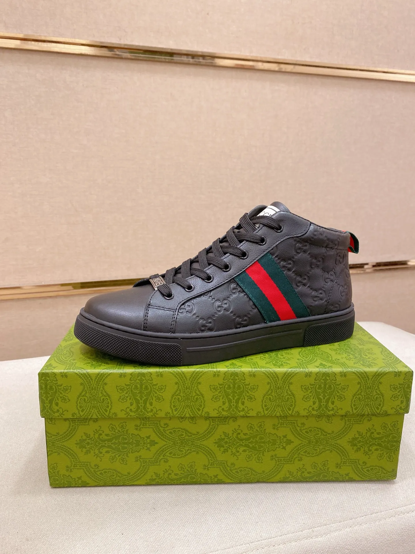 Factory price: 480💰 (GUCCI) The latest model from the official website 🎁🎁Casual and fashionable men's shoes👟, hot style 💥The version is simple and elegant, exclusive for trendy men. Unique official website latest brand elements 👑Gucci original decoration, fashionable and generous, the fabric is original cowhide ✅sheepskin lining, the official website specifies wear-resistant casual outsole, the classic model is taken in kind at the counter🎬38-44 (45 is not returned or exchanged)